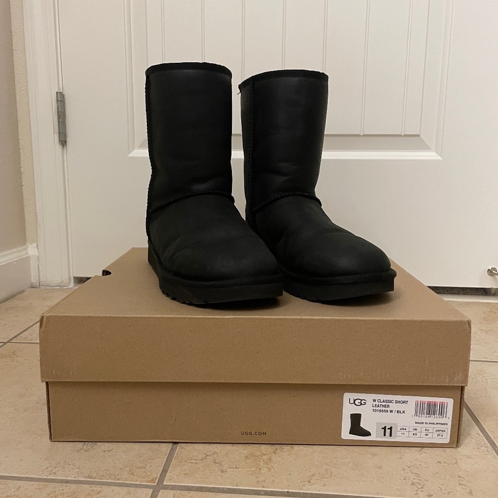 UGG Women's Classic Short Boot II, Black Size 11 smooth leather
